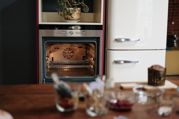 Built In Ovens Can Take Up Space In The Kitchen But They Can Cook Larger Amounts Of Food