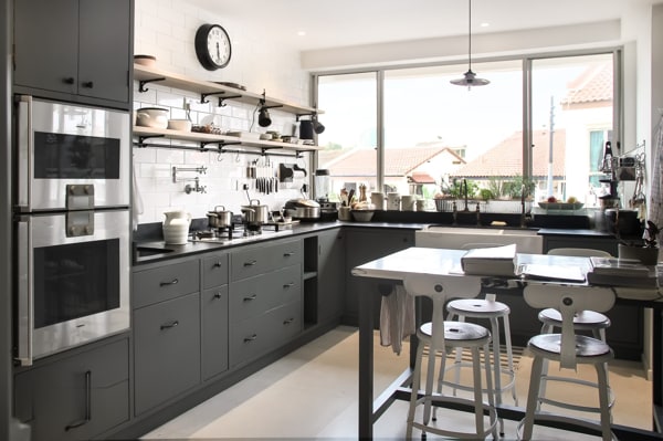 UK Inspired Kitchen Cabinets by Apt Atelier Pte Ltd