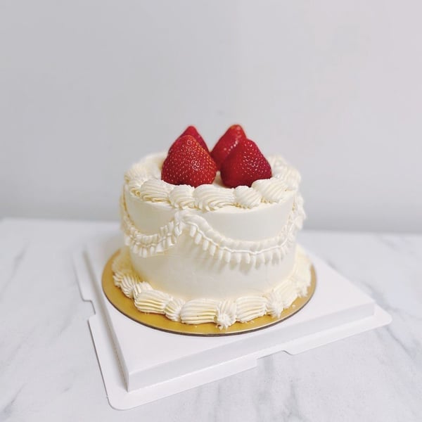 Vintage Inspired Cake Design At Honeypeachsg Bakery